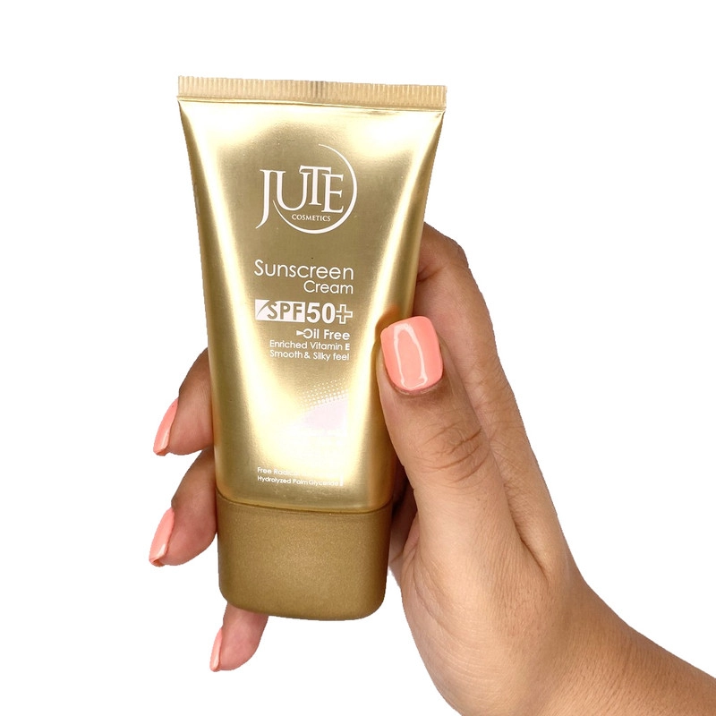 کرم ضد آفتاب بیرنگ ژوت، SPF 50، مدل smooth silky feel، مناسب پوستهای چرب حجم 40 میلیلیتر، محافظتکننده در برابر اشعههای UVA و UVB، دارای فرمولاسیون فاقد چربی، با ماندگاری 2 ساعته