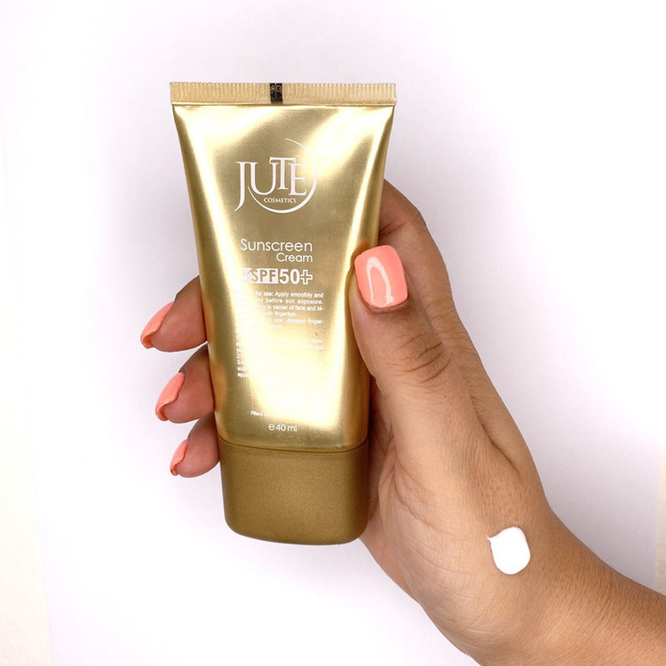 کرم ضد آفتاب بیرنگ ژوت، SPF 50، مدل smooth silky feel، مناسب پوستهای چرب حجم 40 میلیلیتر، محافظتکننده در برابر اشعههای UVA و UVB، دارای فرمولاسیون فاقد چربی، با ماندگاری 2 ساعته